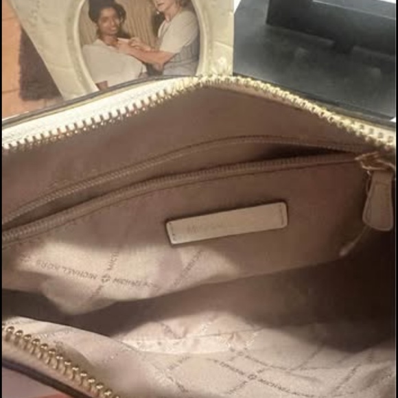 Michael Kors Lucinda Leather Shoulder Medium Handbag in Cream. - Picture 6 of 8